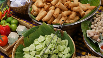 碗<strong>传统</strong>的亚洲菜出售碗新鲜的蔬菜炸春天卷摊位<strong>传统</strong>的街用餐者泰国