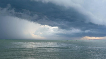 挥舞着蓝色的海桑迪海岸KOH寒岛湿雨季节泰国飓风风暴警告异国情调的热带海洋海滩快风不祥的云危险台风雷雨