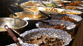 碗亚洲菜<strong>摊位</strong>碗各种各样的传统的泰国菜<strong>摊位</strong>街用餐者晚上东方晚上市场食物法院