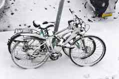 自行车覆盖雪
