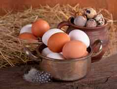 棕色（的）鸡蛋木篮子破碎的蛋蛋黄背景