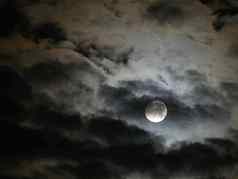 完整的月亮晚上云天空