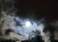 完整的月亮晚上云天空
