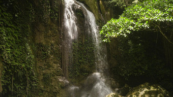 美丽的热带瀑布菲律宾保和岛