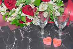 花束红色的玫瑰白色alstroemeria花眼镜酒特写镜头