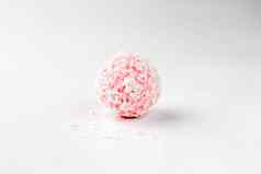 粉红色的巧克力糖果白色背景糖果球宏隔离