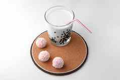 粉红色的巧克力糖果玻璃牛奶白色背景糖果球宏隔离