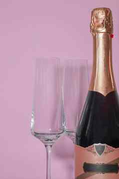 瓶香槟眼镜粉红色的背景
