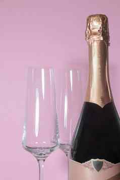 瓶香槟眼镜粉红色的背景