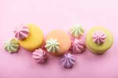 甜点蛋糕macaron蛋白杏仁饼干粉红色的背景前视图平躺作文