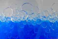 空气泡沫蓝色的洗发水背景