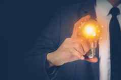商人持有光灯泡想象力情报创新灵感大脑象征解决方案知识有创意的的想法成功业务市场营销概念