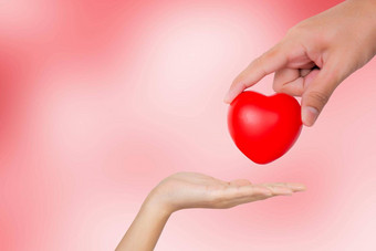 手男人。给红色的心形状女人情人节一天爱的关系浪漫慈善机构志愿者捐赠捐赠情感信仰护理支持充满深情的
