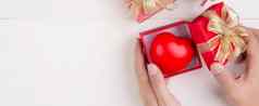 情人节一天手开放红色的礼物盒子心形状木白色背景庆祝活动周年纪念日给爱礼物浪漫的惊喜假期节日概念