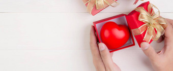 情人节一天手开放红色的礼物盒子心形状木白色背景庆祝活动周年纪念日给爱礼物浪漫的<strong>惊喜</strong>假期节日概念