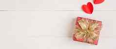 礼物盒子心形状纸木表格背景爱浪漫礼物庆祝活动周年纪念日惊喜桌子上快乐生日捐赠慈善机构情人节一天概念