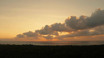 色彩斑斓的日出热带岛屿