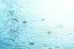 雨滴创建同心圈滴水表面