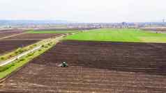 农业工业拖拉机犁土壤场播种