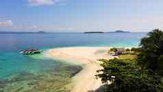 完美的白色沙子海滩船迪吉奥岛菲律宾夏天海滩景观