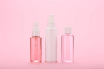 清洁泡沫脸奶油皮肤乳液粉红色的背景概念每天皮肤护理