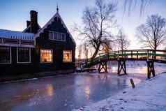 雪覆盖风车村雍斯安荷兰历史木风车冬天雍斯安荷兰