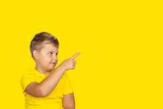 男孩黄色的t恤黄色的背景点手指概念横幅信息空间文本