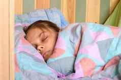 十几岁的女孩覆盖毯子甜美睡觉早期早....