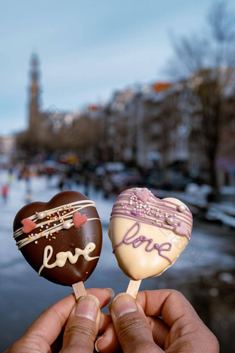 爱浪漫的冰奶油背景人冰滑冰冻运河阿姆斯特丹情人节浪漫的概念