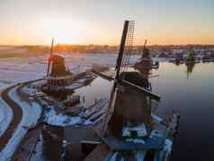 雪覆盖风车村雍斯安荷兰历史木风车冬天雍斯安荷兰