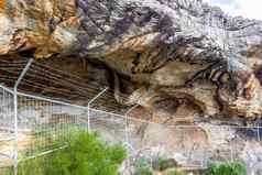 受保护的洞穴栅栏古老的土著居民的艺术手打印动物牛群螺旋格兰屏山区澳大利亚