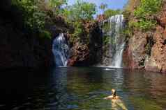 尤恩女孩享受srefreshing游泳弗洛伦斯瀑布受欢迎的仙境游客当地人都litchfield国家公园北部领土澳大利亚