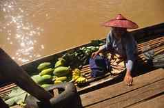 茵莱缅甸11月少数民族女人船绿色蔬菜少数民族高级女人船当地的市场绿色水果