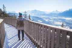 快乐年轻的女人提高手山享受视图萨尔茨堡冬天时间盖斯伯格萨尔茨堡奥地利