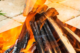燃烧木芯片形成煤炭烧烤准备火烹饪热煤炭使极大地加热木