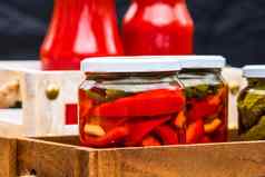 木箱玻璃罐子腌红色的贝尔辣椒保存食物概念罐头蔬菜孤立的乡村作文