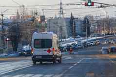 白色救护车小型公共汽车冬天湿街车道