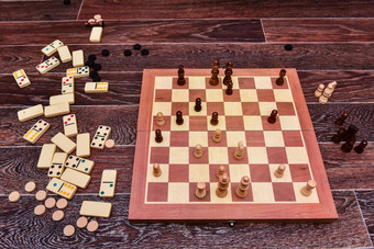 白色黑色的国际象棋块站董事会国际象棋游戏前视图