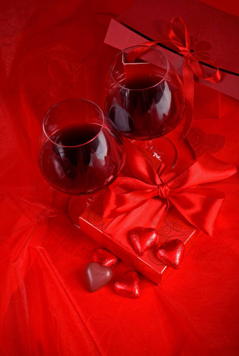 情人节一天礼物盒子花眼镜酒糖果形式心红色的背景