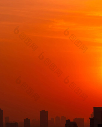 城市早....红色的日出天空烟雾空气污染城市景观被污染的空气城市有毒灰尘不健康的空气不健康的生活气候改变概念环境污染