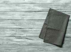 灰色的木表格厨房餐巾平躺