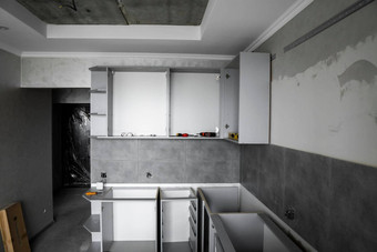 <strong>自定义</strong>厨房橱柜安装家具外墙中密度纤维板灰色的模块化厨房刨花板材料阶段安装厨房灰色瓷砖地板上墙
