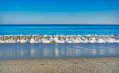 海景清晰的蓝色的海万里无云的天空白色桑迪海滩