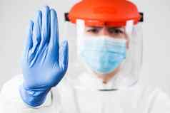 实验室科学家埃姆斯伊库医生穿生物危害佩普保护西装提高了手手势停止