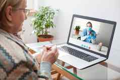 年轻的女医生咨询上了年纪的女人视频行虚拟医疗任命