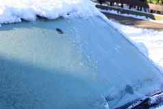 冰雪蓝色的车冰冷的挡风玻璃阳光关闭