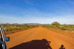 红色的澳大利亚农村路多云的蓝色的天空西方澳大利亚
