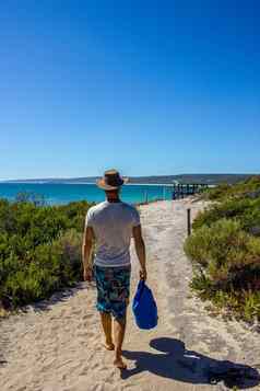 年轻的高加索人男人。蓝色的袋走通路哈梅林海滩海滩著名的黄貂鱼哈梅林海滩西方澳大利亚