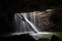 自然桥瀑布斯普林布鲁克国家公园发光蠕虫洞穴昆士兰澳大利亚