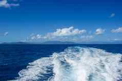 美丽的之后波大船旅游潜水伟大的障碍礁蓝色的montains背景凯恩斯澳大利亚